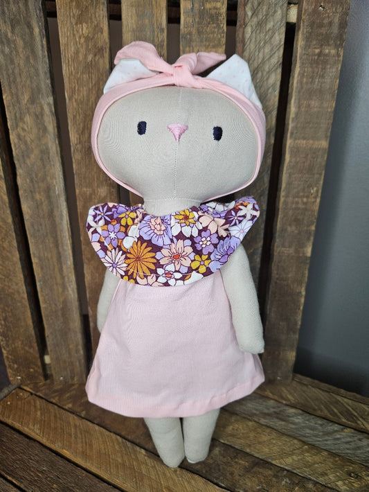 Tan Kitten in a Peach Dress with Purple & Peach Retro Print Collar